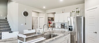 Spacious Family Home w/ Office in Midland-odessa!