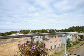Interior - Walk to Beach: Wfh-friendly Retreat in Tillamook! (Tillamook)