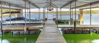 格里爾斯費里湖帶共用碼頭和庭院的住宅  