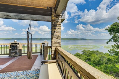 River Views + Wraparound Deck: Dubuque Getaway