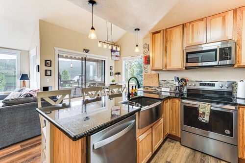 2 Mi to Winter Park Slopes: Mtn-view Condo!