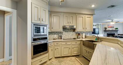 Waterfront Lake Conroe Home w/ Pool Access!
