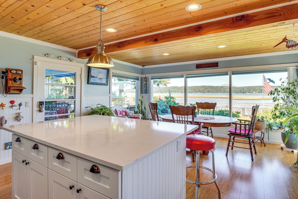 Across Water From Belfair SP: Hood Canal Cottage! - Lilliwaup, WA