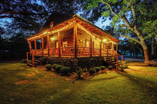 Private Pool: Fun Riverfront Retreat in Hamilton!