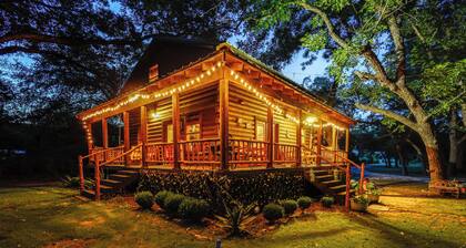 Private Pool: Fun Riverfront Retreat in Hamilton!