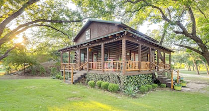 Private Pool: Fun Riverfront Retreat in Hamilton!