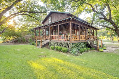 Private Pool: Fun Riverfront Retreat in Hamilton!
