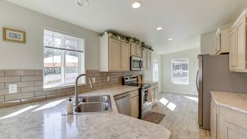 House (3 Bedrooms) | Interior
