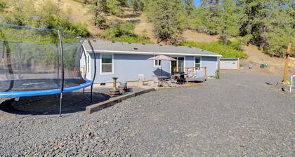 Mtn-view Gem w/ Outdoor Entertainment in Ahsahka!