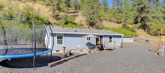 Mtn-view Gem w/ Outdoor Entertainment in Ahsahka!