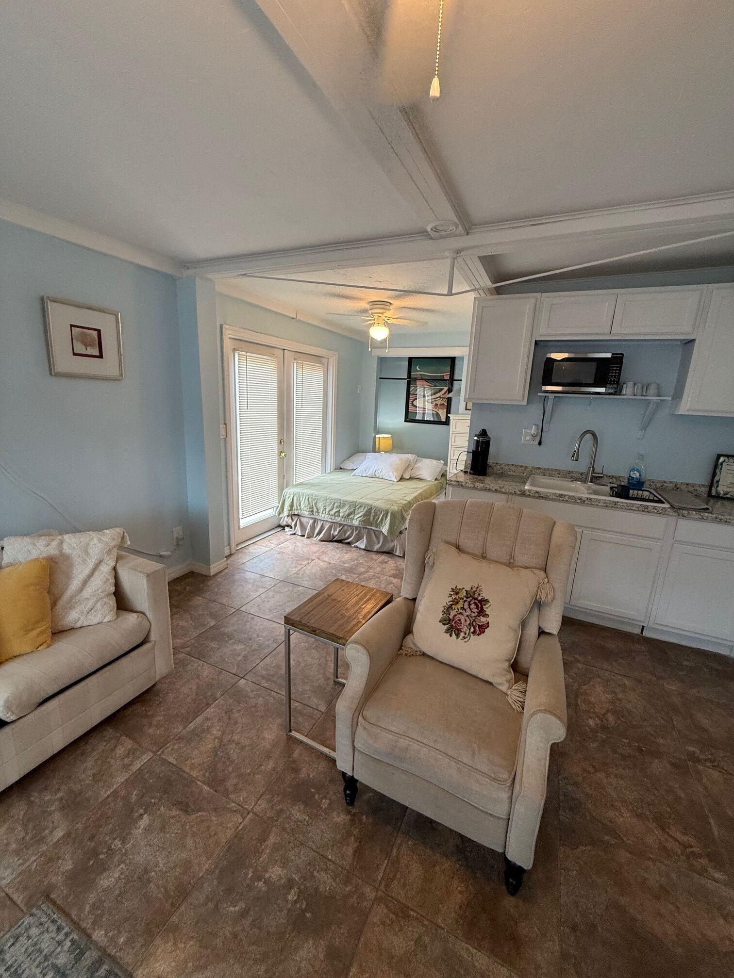 1 室のベッドルーム、アイロン / アイロン台、WiFi (無料)、ベッドシーツ