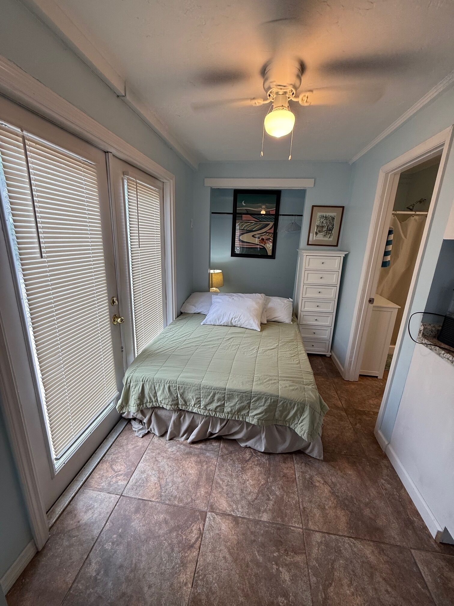 1 soverom, strykejern/-brett, wi-fi (inkludert) og sengetøy