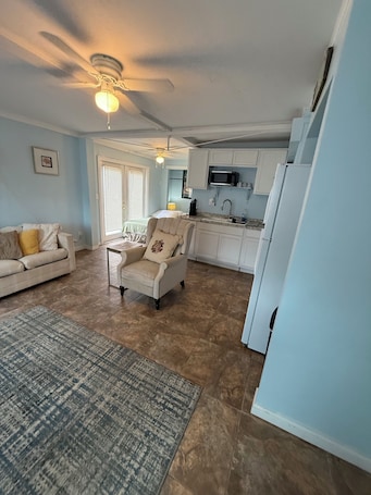 Smart TV, books. Siesta Key studio close to everything!