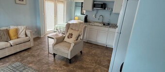 Siesta Key studio close to everything!