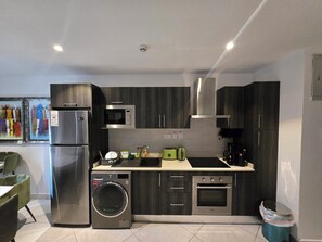 Refrigerador con congelador, microondas, horno y parrilla de estufa 