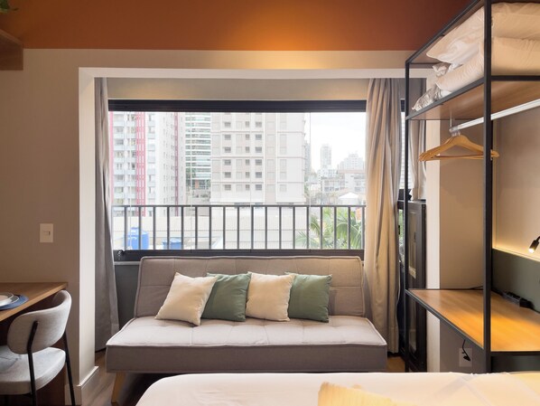 Cortinas blackout, insonorización y tabla de planchar con plancha 