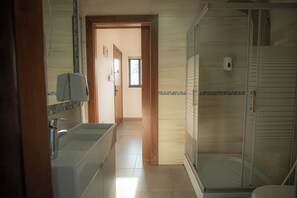Deluxe Suite, Garden View | Bathroom | Shower, hair dryer, towels, soap