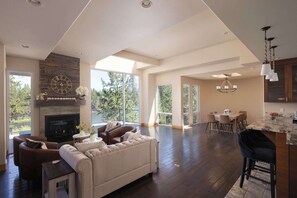 TV, fireplace, offices - NEW! Amazing Deschutes Riverfront - Big Sky Bend! (Bend)