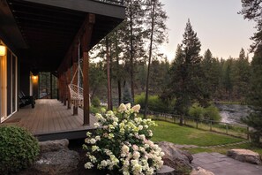 Terrace/patio - Deschutes Riverfront Home with Sauna and Firepit (Bend)