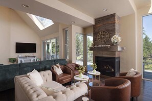 TV, fireplace, offices - NEW! Amazing Deschutes Riverfront - Big Sky Bend! (Bend)