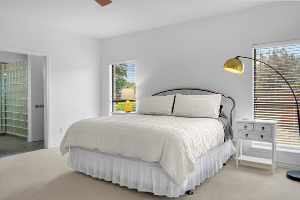 3 habitaciones, escritorio, tabla de planchar con plancha y wifi 