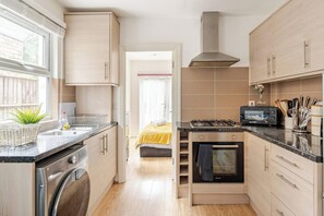 Fridge, microwave, oven, stovetop - Impeccable 1-bed Apartment in London (London)