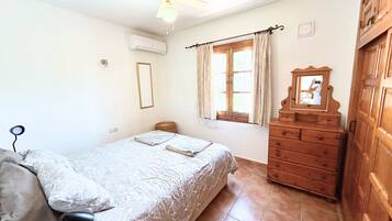 4 bedrooms, iron/ironing board, free WiFi, bed sheets