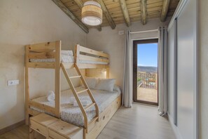 5 bedrooms, iron/ironing board, WiFi