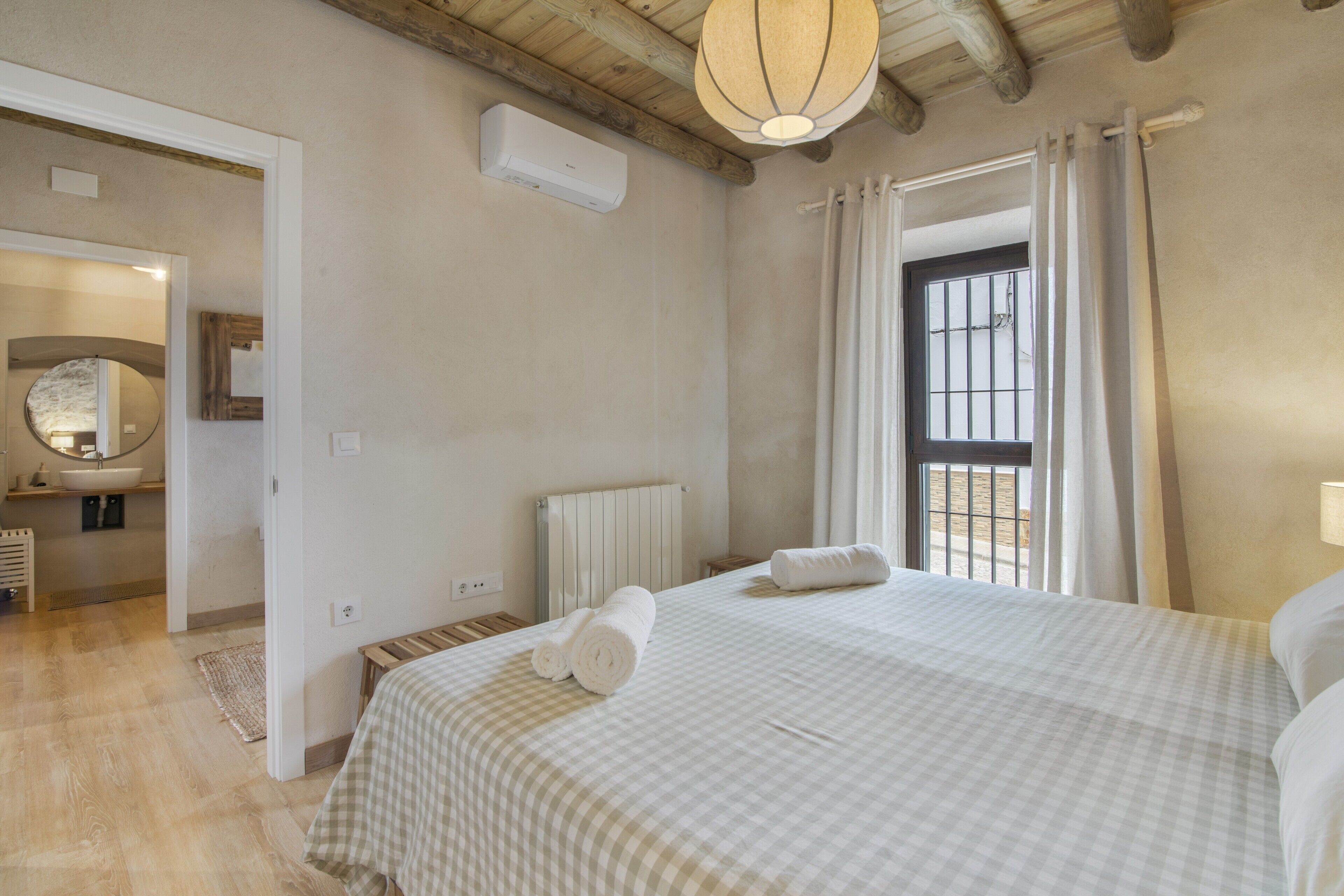 5 habitaciones, tabla de planchar con plancha y wifi 