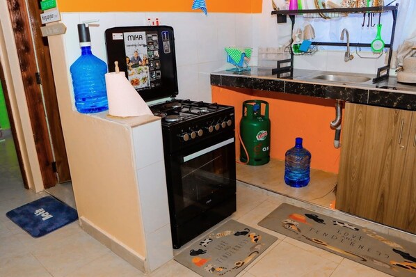 Classic Apartment | Private kitchen | Fridge, microwave, cookware/dishes/utensils