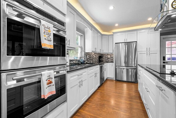 Réfrigérateur, four à micro-ondes, un four, surface de cuisson