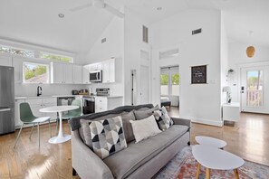 Deluxe-Apartment, Balkon | Wohnbereich