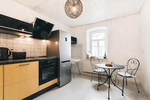 Four, plaque de cuisson, lave-vaisselle, serviettes en papier