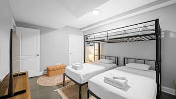 3 bedrooms, iron/ironing board, WiFi, bed sheets