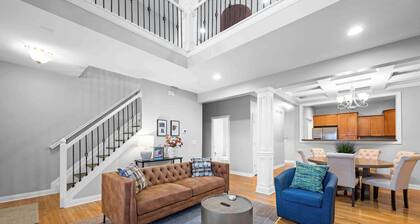 Hilltop 3BR for 10, Private Garage, Skyline Views