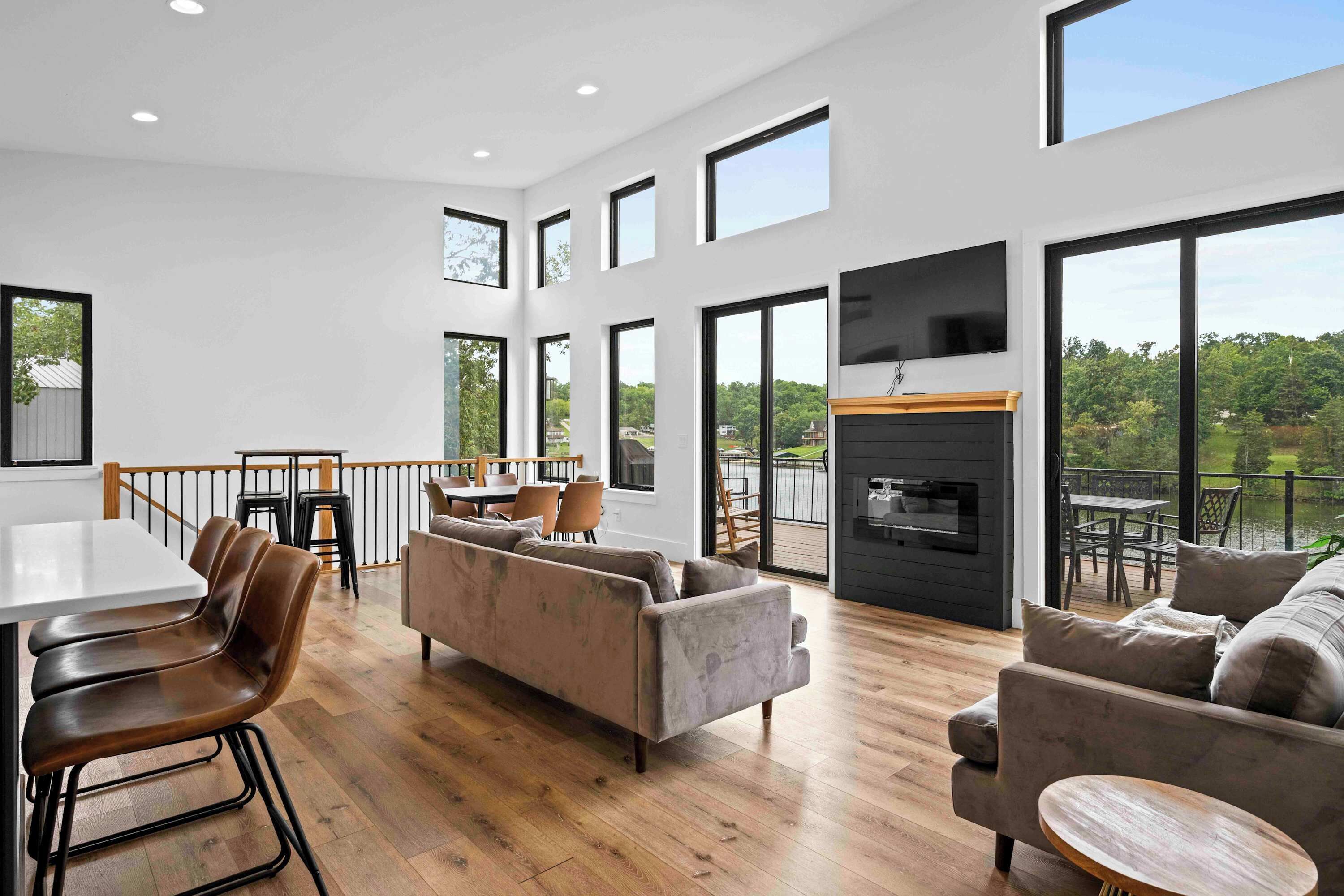 Televisión y chimenea 