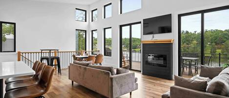 Televisión y chimenea