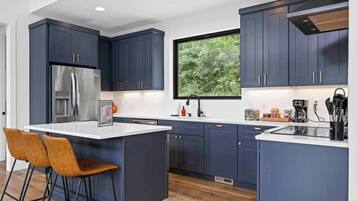 Geladeira, micro-ondas, fogão, cooktop