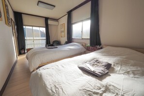 Cortinas blackout, wifi gratis y ropa de cama 