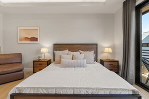 3 bedrooms, desk, iron/ironing board, travel crib