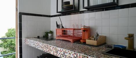 Micro-ondes, lave-vaisselle, cafetière/bouilloire