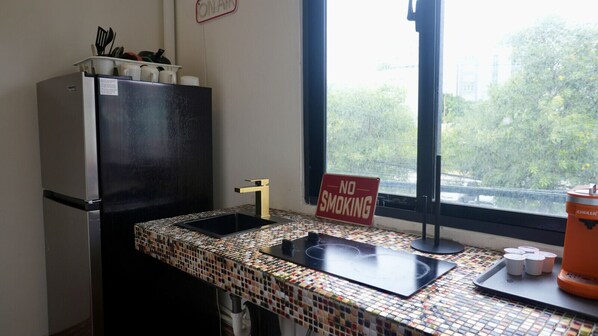 Microwave, dishwasher, coffee/tea maker, cookware/dishes/utensils