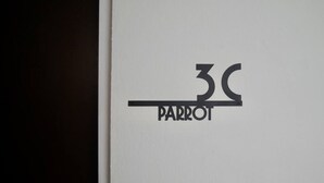 Ein Logo mit der Zahl 30 und dem Wort PARROT.