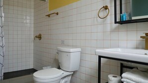 Ein Badezimmer mit Toilette, Dusche und Waschbecken.