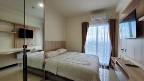 Leilighet – deluxe, balkong, sjøutsikt | Strykejern/-brett, wi-fi (inkludert) og rullestolvennlig