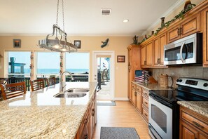 Jääkaappi, mikroaaltouuni, astianpesukone, kahvin-/teenkeitin