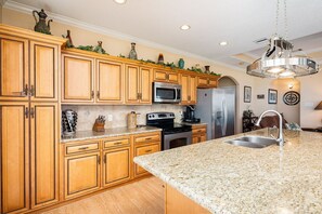 Réfrigérateur, four à micro-ondes, lave-vaisselle, cafetiÚre-théiÚre