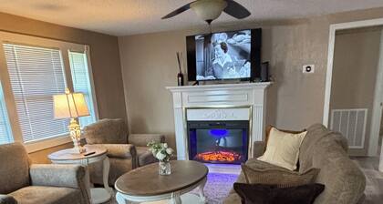 Daisy’s Place
Cozy cottage three bedroom located in the heart of Jacksonville