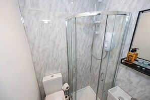 Douche, sèche-cheveux, savon