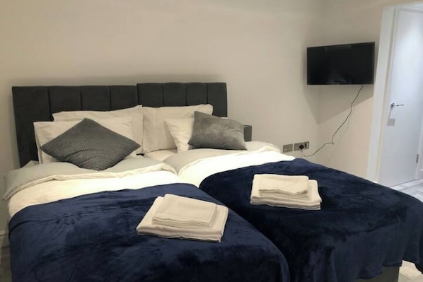 Tabla de planchar con plancha, wifi y ropa de cama